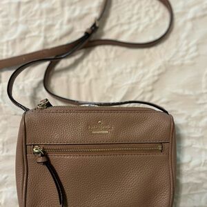 Kate Spade Crossbody Bag with Adjustable Straps and Minimalist Design